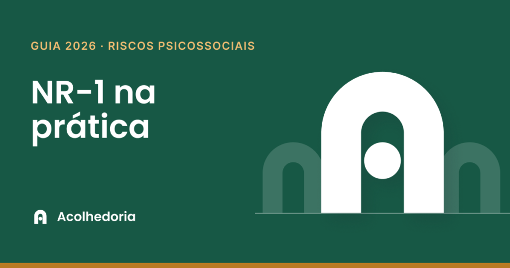 Capa do guia: NR-1 na prática. Arcos da Acolhedoria em branco sobre fundo verde-escuro, com círculo branco no vão do arco central