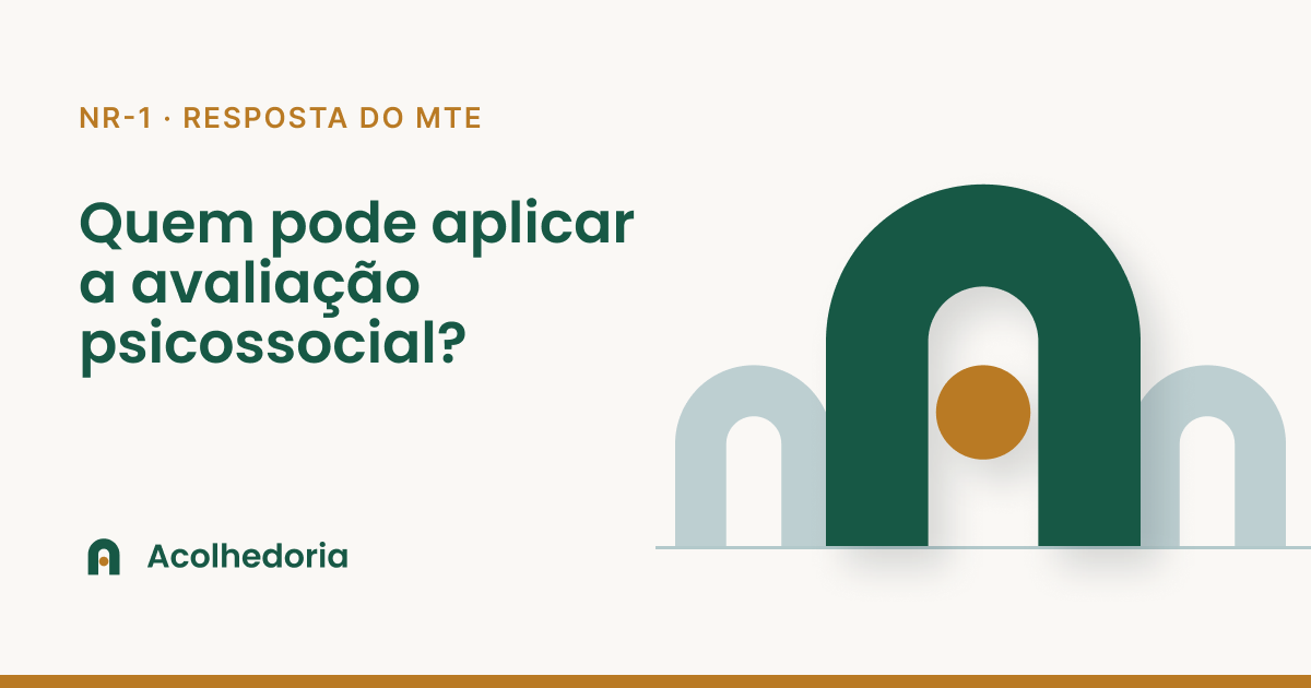 Capa do artigo: Quem pode aplicar a avaliação psicossocial da NR-1? Arcos da Acolhedoria em verde sobre fundo off-white, com círculo âmbar no vão do arco central