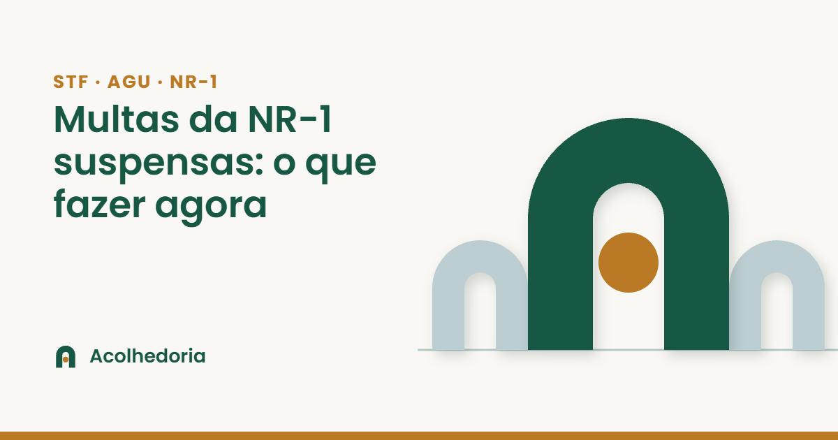 Capa do artigo Multas da NR-1 suspensas: o que fazer agora, com o selo STF · AGU · NR-1, arcos da Acolhedoria em verde e cinza-azulado e círculo âmbar no vão do arco central