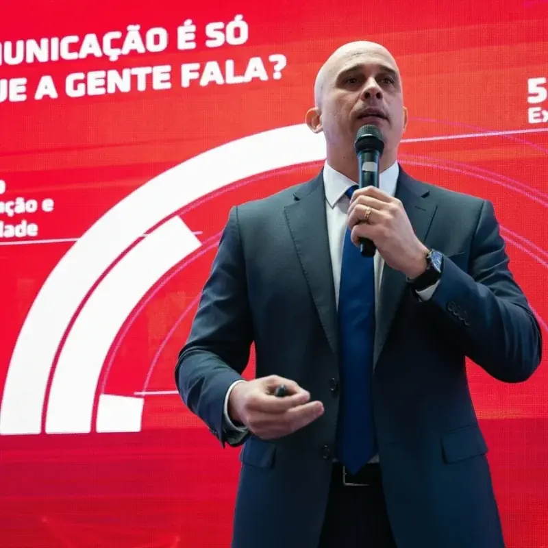 Danilo Miguel, fundador da Acolhedoria, falando para um grupo de profissionais